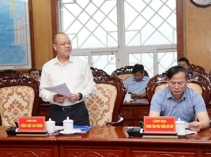 Lãnh đạo Công ty Điện lực Lai Châu phát biểu tại cuộc họp. 
