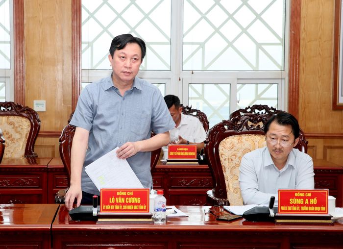 Đồng chí Lò Văn Cương - Ủy viên Ban Thường vụ, Chủ nhiệm Ủy ban Kiểm tra Tỉnh ủy phát biểu tại cuộc họp. 