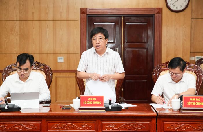 Lãnh đạo Sở Công thương báo cáo tình hình triển khai các dự án năng lượng trên địa bàn tỉnh. 
