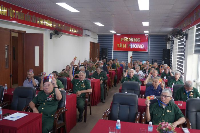 Hội viên tham gia biểu quyết thông qua các nội dung đại hội.