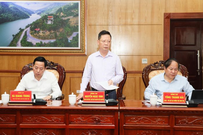 Đồng chí Nguyễn Ngọc Vinh - Phó Bí thư Tỉnh ủy, Chủ tịch Ủy ban MTTQ Việt Nam tỉnh phát biểu ý kiến tại cuộc họp.