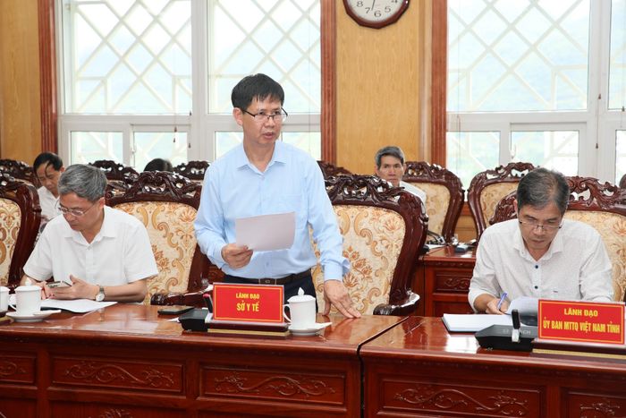 Lãnh đạo Sở Y tế báo cáo tiến độ triển khai thực hiện khám sức khỏe định kỳ hoặc khám sàng lọc miễn phí cho người dân trên địa bàn tỉnh.