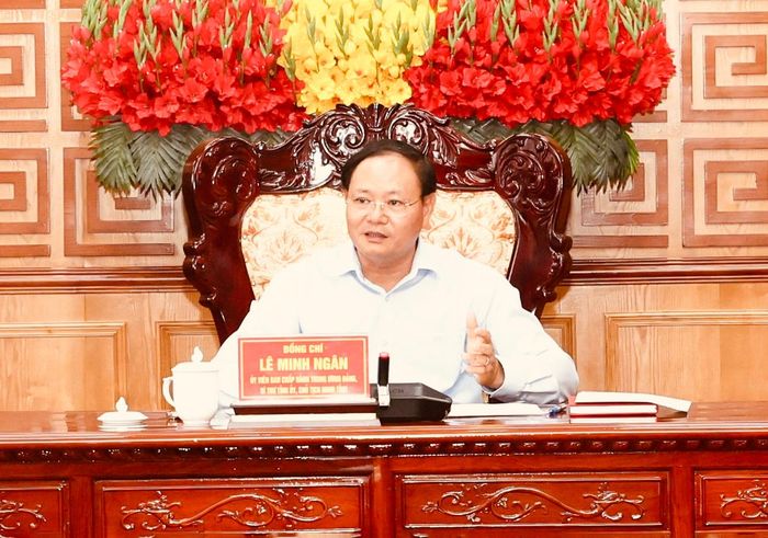 Đồng chí Lê Minh Ngân - Bí thư Tỉnh ủy, Chủ tịch HĐND tỉnh phát biểu kết luận cuộc họp.