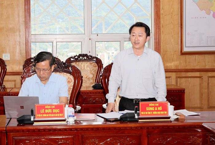 Đồng chí Sùng A Hồ - Phó Bí thư Tỉnh ủy, Trưởng Đoàn Đại biểu Quốc hội tỉnh phát biểu ý kiến tại cuộc họp.