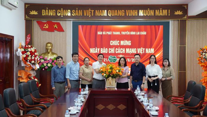 Ban Tuyên giáo và Dân vận Tỉnh ủy tặng hoa chúc mừng Báo và Phát thanh, Truyền hình Lai Châu.