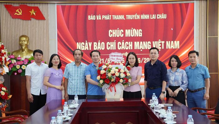 Trường Chính trị tỉnh tặng hoa chúc mừng Báo và Phát thanh, Truyền hình Lai Châu.