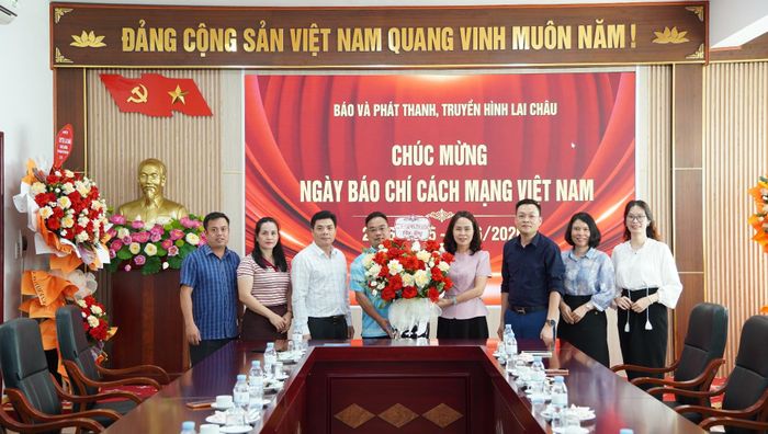 Liên đoàn Lao động tỉnh tặng hoa chúc mừng Báo và Phát thanh, Truyền hình Lai Châu.