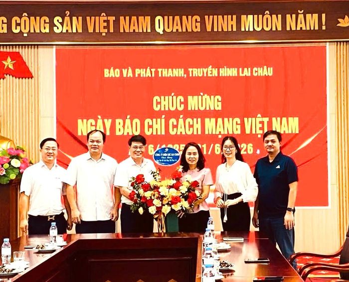 Công ty Điện lực Lai Châu tặng hoa chúc mừng Báo và Phát thanh, Truyền hình Lai Châu.