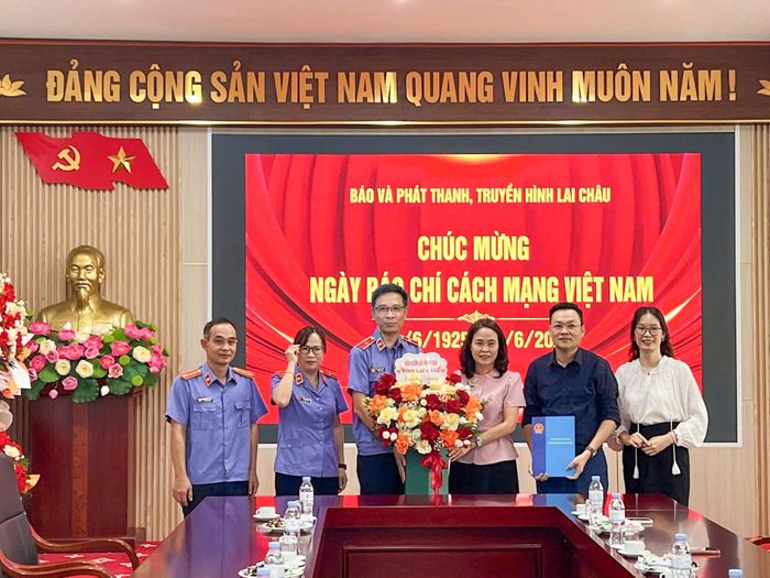  Viện Kiểm sát Nhân dân tỉnh tặng hoa chúc mừng Báo và Phát thanh, Truyền hình Lai Châu.