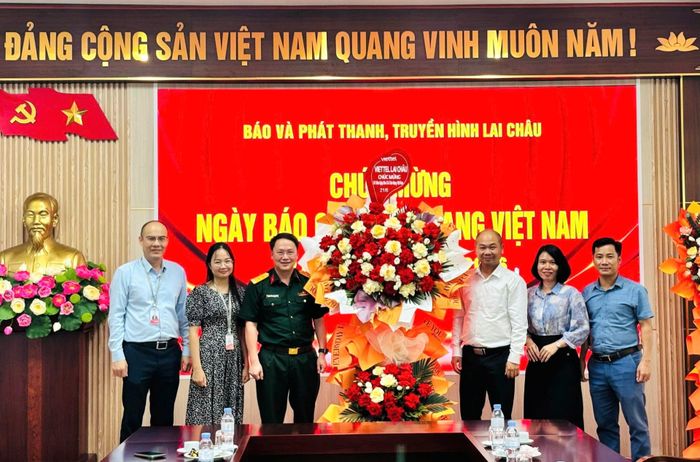 Vietel Lai Châu tặng hoa chúc mừng Báo và Phát thanh, Truyền hình Lai Châu.