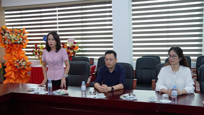 Lãnh đạo Báo và Phát thanh, Truyền hình Lai Châu phát biểu cảm ơn sự quan tâm, động viên của các cơ quan, đơn vị nhân Ngày Báo chí Cách mạng Việt Nam.