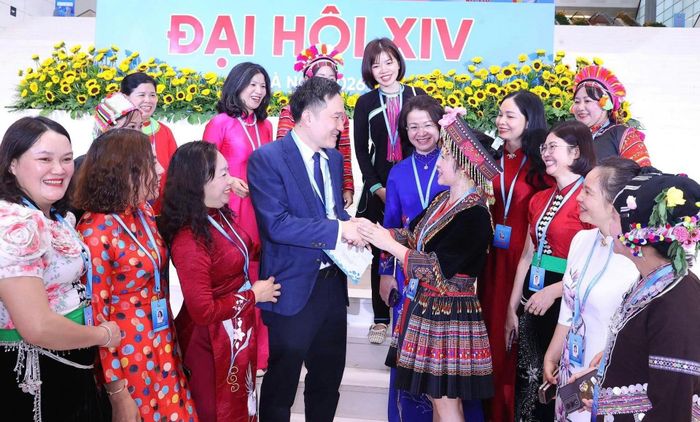 Đồng chí Nguyễn Tuấn Anh - Ủy viên dự khuyết Ban Chấp hành Trung ương Đảng, Phó Bí thư Thường trực Tỉnh ủy gặp gỡ, trao đổi với các đại biểu dự Đại hội.