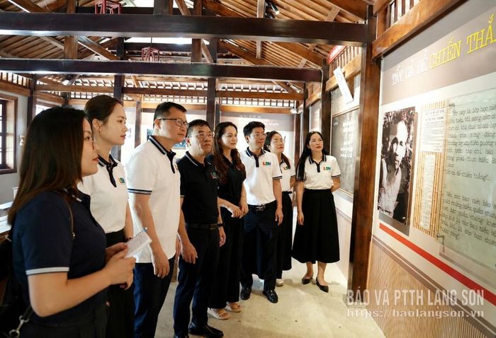 Các đảng viên, phóng viên, biên tập viên Báo và Phát thanh, Truyền hình Lạng Sơn tìm hiểu tư liệu lịch sử tại Di tích Trường Dạy làm báo Huỳnh Thúc Kháng (Ảnh: Trí Dũng)