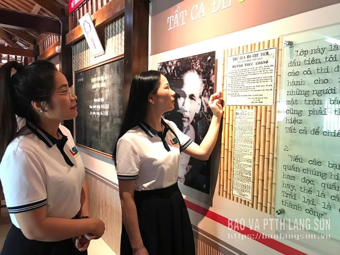 Nhà báo Hồng Son, Triệu Xuân (Báo và PTTH Lạng Sơn) tìm hiểu bức thư lịch sử Bác Hồ gửi lớp học vào tháng 7/1949