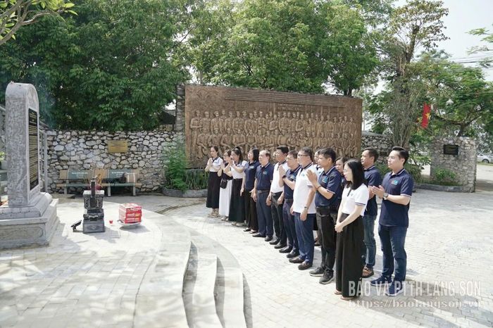Tập thể Chi bộ Chuyên đề - Biên tập (Đảng bộ Báo và PTTH Lạng Sơn) dâng hương tại Di tích Trường Dạy làm báo Huỳnh Thúc Kháng (Ảnh: Trí Dũng)
