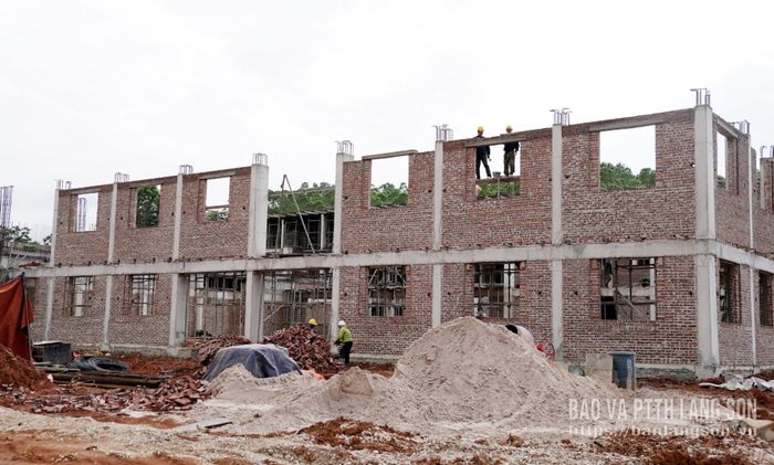 Nhà thầu tập trung thi công công trình Trường Phổ thông nội trú liên cấp Tiểu học và THCS xã Quốc Khánh
