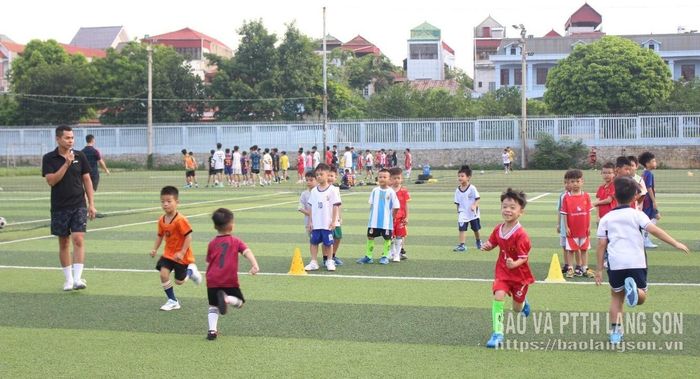 Trẻ em tham gia học bóng đá dịp hè tại Sân bóng đá Sư đoàn 338, phường Kỳ Lừa