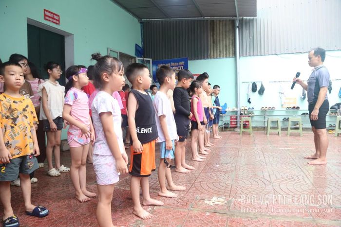 Giáo viên phổ biến các kiến thức bơi an toàn cho học viên