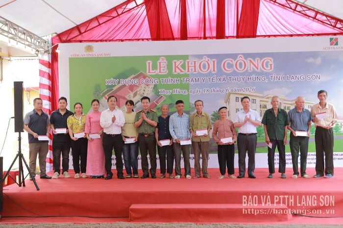 Lãnh đạo UBND tỉnh, Công an tỉnh và Ngân hàng Agribank Việt Nam trao các phần quà cho gia đình chính sách trên địa bàn xã Thụy Hùng