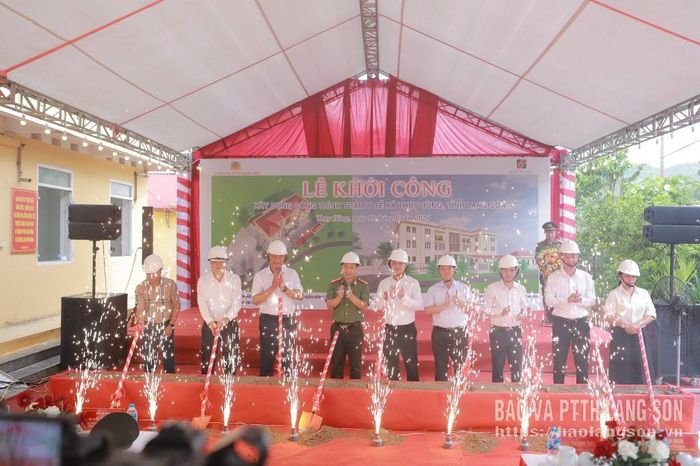 Các đại biểu thực hiện nghi thức khởi công xây dựng công trình Trạm Y tế xã Thụy Hùng