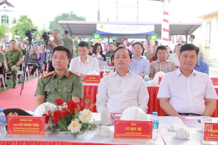 Các đại biểu dự buổi lễ