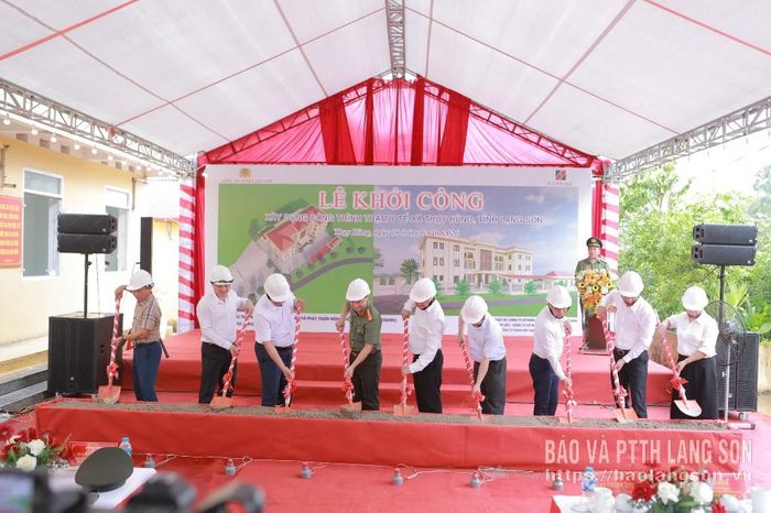 Các đại biểu thực hiện nghi thức khởi công xây dựng công trình Trạm Y tế xã Thụy Hùng