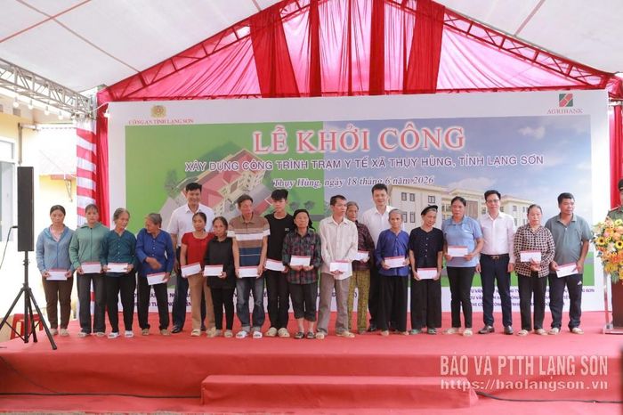 Đại diện các đơn vị trao quà cho các gia đình có hoàn cảnh khó khăn trên địa bàn xã Thụy Hùng