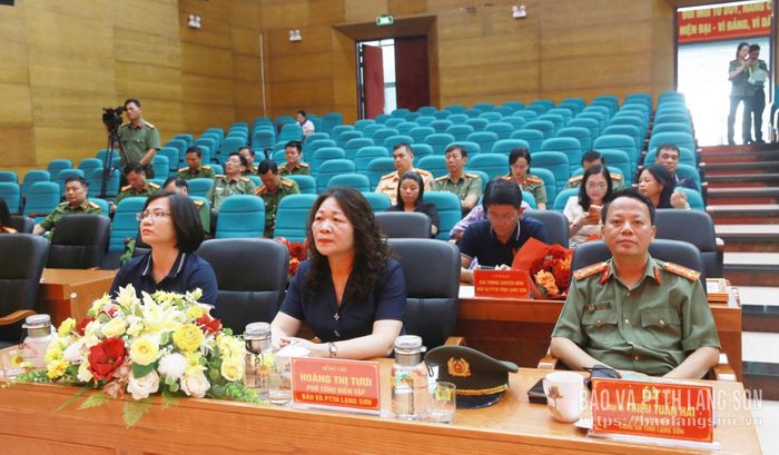 Các đại biểu dự chương trình gặp mặt