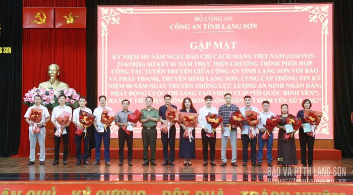 Lãnh đạo Công an tỉnh tặng hoa chúc mừng các cơ quan báo chí nhân kỷ niệm 101 năm Ngày Báo chí cách mạng Việt Nam