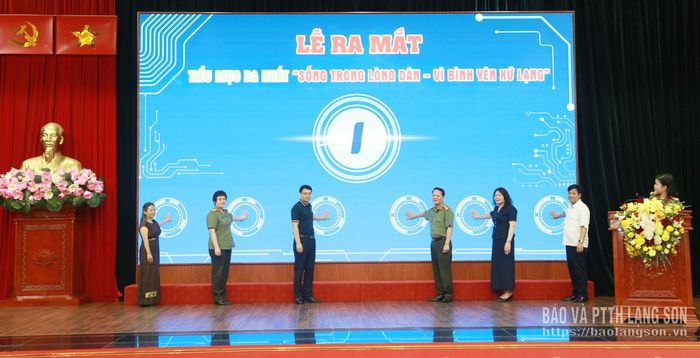 Các đại biểu thực hiện nghi thức ra mắt tiểu mục “Ba nhất” trong Chuyên mục “Vì an ninh Xứ Lạng” với tên gọi “Sống trong lòng dân - Vì bình yên Xứ Lạng”