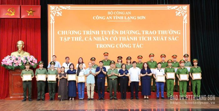 Lãnh đạo Công an tỉnh và các đại biểu chúc mừng các tập thể, cá nhân nhận giấy khen tại chương trình