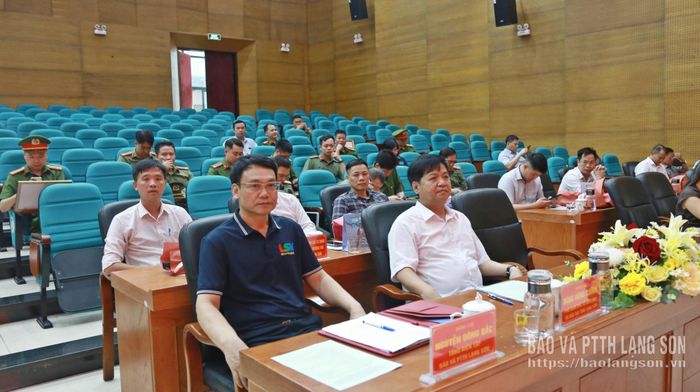 Các đại biểu dự chương trình gặp mặt