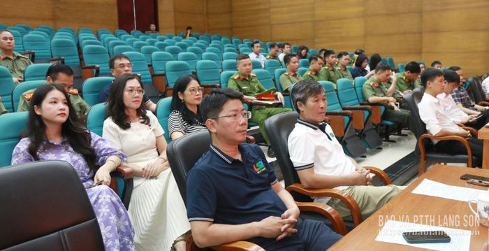 Các đại biểu dự chương trình gặp mặt