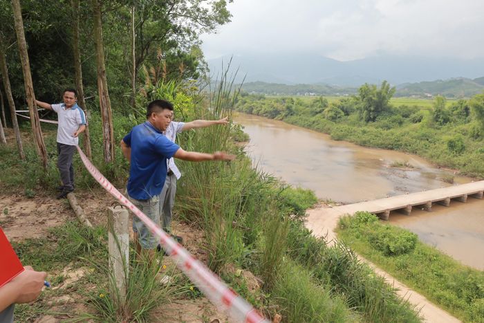 Khu vực sạt lở nguy hiểm tại Trường THPT Tú Đoạn được chăng dây cảnh báo để đảm bảo an toàn cho cán bộ, giáo viên và học sinh