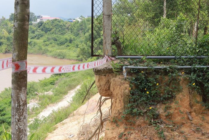Vị trí sạt lở nguy hiểm tại khu vực Trường THPT Tú Đoạn