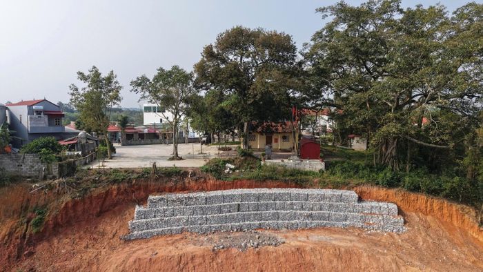 Hệ thống kè rọ đá dài 40 m do UBND xã Na Dương triển khai tại khu vực chùa Trung Thiên nhằm tạm thời ngăn sạt lở