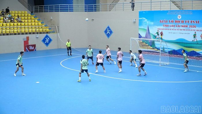 Trận chung kết giữa Câu lạc bộ Nha khoa Tùng Anh và Cụm Bảo Thắng diễn ra hấp dẫn với nhiều pha bóng tốc độ, kịch tính.