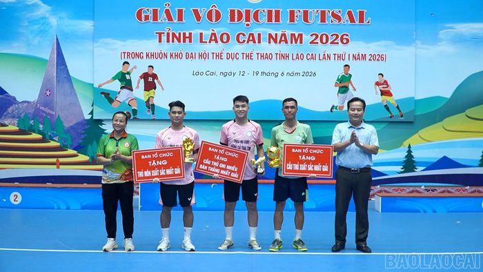 Trao các giải thưởng cá nhân cho các vận động viên xuất sắc tại giải đấu.