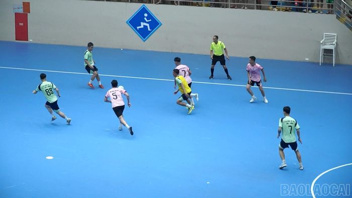 Những phút cuối trận, thủ môn đội Cụm Bảo Thắng (áo vàng) dâng cao hỗ trợ tấn công nhằm tìm kiếm bàn gỡ.
