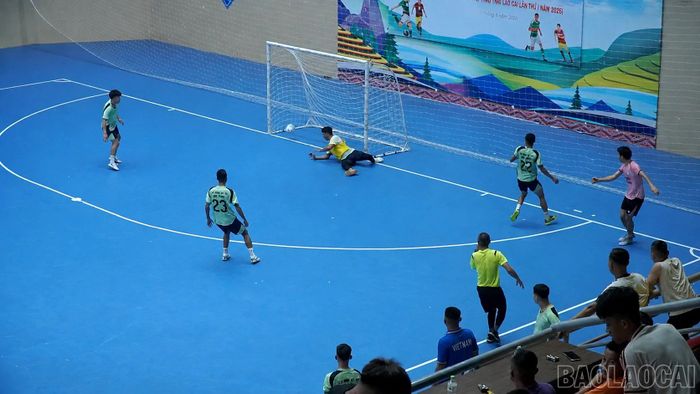 Pha dứt điểm của Đỗ Trung Thành mang về bàn thắng duy nhất, giúp Câu lạc bộ Nha khoa Tùng Anh giành chiến thắng 1 - 0.