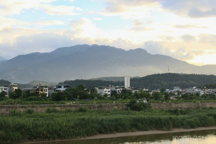 Hơn 700 m bờ kè sông Hồng đoạn qua phường Lào Cai và phường Cam Đường chưa được lắp đặt lan can bảo vệ dù các hạng mục hạ tầng khác đã cơ bản hoàn thiện.