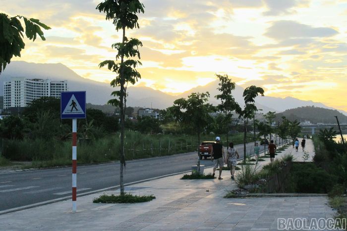 Tuyến bờ kè sông Hồng là địa điểm thường xuyên có đông người dân đi bộ, tập thể dục vào mỗi sáng sớm và chiều tối.