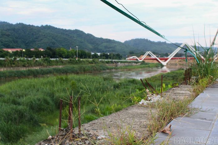 Đã nhiều năm trôi qua, đoạn bờ kè sông Hồng dài hơn 700 m vẫn chưa được lắp đặt lan can bảo vệ, tiềm ẩn nguy cơ mất an toàn cho người dân và làm ảnh hưởng đến mỹ quan đô thị ven sông.