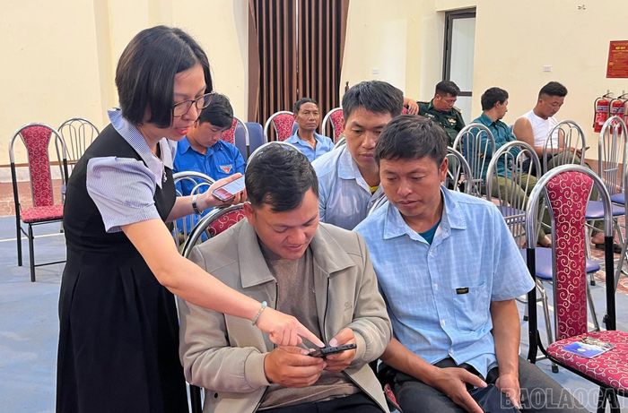 Cán bộ Sở Khoa học và Công nghệ tỉnh Lào Cai hướng dẫn người dân sử dụng điện thoại thông minh.
