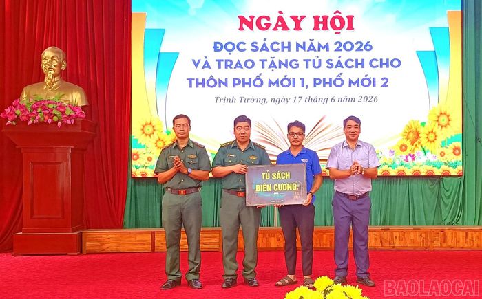 Trao trao tặng tủ sách cho các thôn.