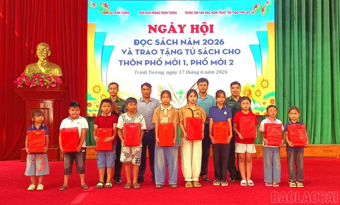 Trao tặng sách và quà cho các em học sinh.