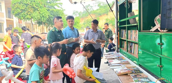 Các đại biểu cùng tham gia hoạt động đọc sách.
