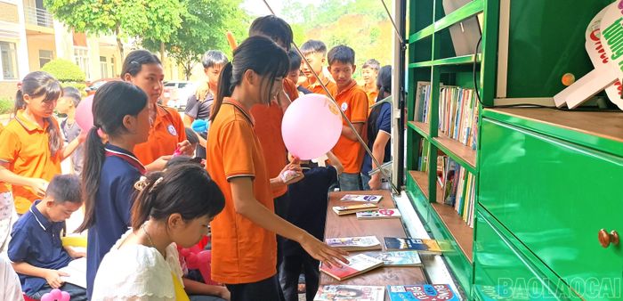 Các em học sinh hào hứng tham gia trải nghiệm đọc sách.