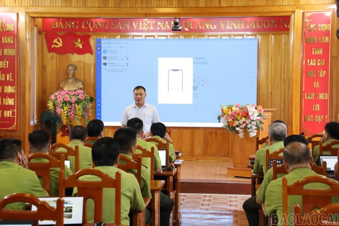 Giảng viên truyền đạt các nội dung kiến thức tại lớp tập huấn.
