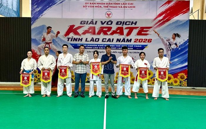 Ban tổ chức trao cờ lưu niệm cho các đoàn vận động viên.